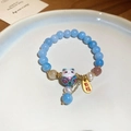 Dettaglio del bracciale con perline blu, ciondolo a gatto in ceramica e targa dorata - Gatto Portafortuna Blu Chiaro (15 Perle)