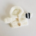 Miniweiße Strickjacke mit Kapuze und Goldknöpfen für 17cm große Plüschpuppen - Geeignet für 17cm Anhängerpuppen / Weißer Kapuzenmantel mit goldenen Knöpfen / Weiß