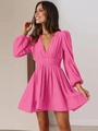 Elegante roze geplooide jurk met V-hals, lange mouwen en een getailleerd ontwerp - S / Rozerood
