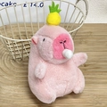 Gros plan détaillé d'un porte-clés capybara en peluche rose avec chapeau ananas et tétine - Capybara à Bulles Ananas