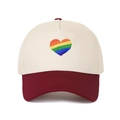 Primo piano di un cappellino da baseball bicolore con ricamo a cuore arcobaleno - Borgogna