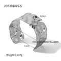 Bracciale rigido largo in acciaio inossidabile argento lucido con texture martellata e misure - Acciaio inossidabile / Martellato Irregolare Argento (JDB201425-S)