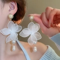 Détail de boucles d'oreilles fleurs en tulle blanc avec perles sur un mannequin - 16# Grands Clous d'Oreilles Fleur en Résille et Perle (Earring Post Argent)