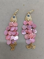 Boucles d'oreilles poisson en nacre rose avec crochets dorés et détail œil bleu - Style Forme de Poisson / Rose