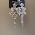 Nahaufnahme langer 925er Silberohrringe mit Blumensteckern und funkelnden Zirkonien - Blumen-Quasten-Stil / Silber (Silver Earring Post)
