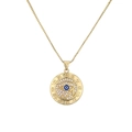 Collar con colgante de ojo del diablo dorado, circón azul y cristales sobre fondo blanco - Ojo de la Suerte Azul Redondo con Diamantes de Imitación