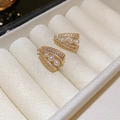 Detail von Goldohrringen mit Perlen und Zirkonia in einer weißen Samt-Schmuckschatulle - Gold Perle Zirkonia