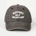 Vue détaillée de la broderie SUPPORT DAY DRINKING sur une casquette en coton délavé - Taille unique / café
