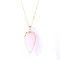 Collier élégant en chaîne dorée avec un pendentif en cristal rose naturel de forme irrégulière - Bord Doré Flèche Rose (21*45mm) - Pendentif Uniquement