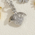 Macro d'un pendentif abeille avec pavé de zircons brillants sur une fine chaîne en O - Abeille / Couleur Platine
