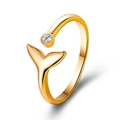 Anello aperto dorato a coda di pesce con una brillante pietra di zirconia rotonda - Stile Coda Di Balena Zirconia Oro (0636)
