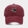Détail de la broderie de chat noir sur une casquette en coton bordeaux délavé - Bordeaux