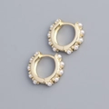 Elegantes pendientes de aro dorados con pequeñas perlas blancas para un look clásico - Color Oro Amarillo (Par)