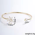 Goldener Armreif mit Zirkonia Gänseblümchen und rundem Kristallstein, 6,9 g Gewicht - Einstellbar Offen / Goldene Blume