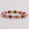 Elegante pulsera de perlas multicolores en rosa, bronce y crema sobre superficie reflectante - 8mm