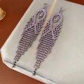 Dettaglio di orecchini a nappa con cristalli viola e strass su vassoio in velluto grigio - Goccia d'Acqua Geometrica Viola (Canna di Fucile/Perno in Argento)