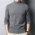 Détail du pull à col roulé gris pour hommes montrant la maille fine et les poignets côtelés - M / Hauts / Gris