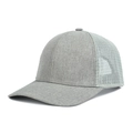 Detailansicht einer grauen, atmungsaktiven Mesh-Trucker-Mütze mit Schirm. - Verstellbar / Hellgrau