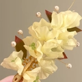 Nahaufnahme der eleganten Haarspange mit cremefarbenen Stoffblumen und Perlen - Acryl Spinnenlilie Haarspange (77#) / Einzelstück / Weiß