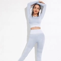 Tweeledige geribbelde lichtblauwe yogaset met crop-top met lange mouwen en hoge taille legging - S / Grijs/Wit