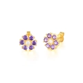 Vue détaillée des boucles d'oreilles fleur dorées avec cristaux violets et blancs - Or - Zircone Violet