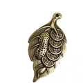 Pendentif feuille en laiton vintage avec cinq pièces empereur et cacahuète - Plume Dorée & Voiture