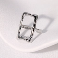 Anillo geométrico calado en plata S925 de estilo minimalista sobre fondo blanco texturizado - Color Acero