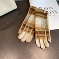 Detail von Wollstrickhandschuhen mit klassischem braunem Karomuster auf dunklem Metall - Einheitsgröße / Khaki Beige Großes Karomuster