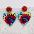 Nahaufnahme bunte Ouija Herzohrringe mit roten Glitzersteckern auf Marmorhintergrund - Mehrfarbige Tie-Dye Ouija