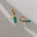 Detail van slangenhangers en turquoise stenen op vintage Franse gouden oorbellen - Slangvorm