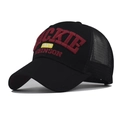 Dettaglio del ricamo 3D sul cappello trucker in rete nera con cuciture di alta qualità - Nero (Lettere Rosso Vino)