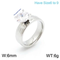Bague en acier titane argenté avec grand zircon carré et anneau texturé de 6 mm - Style Martelée Unique (KR100656-K)