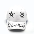 Gorra blanca con estrellas de grafiti negras y eslogan en la visera tipo urbana - M (56-58cm) / Blanco