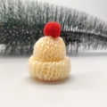 Kleine beige Strickmütze mit rotem Bommel für DIY Puppen und Weihnachtsdekorationen - Weißer Pompon / Cremegelb (Klein)