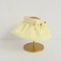 Detalle de un sombrero de sol amarillo claro con lazo de gasa y un pin de naranja - 54cm (4-12 años) / Lazo Decoración de Naranja / Amarillo