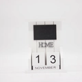 Detalle del calendario vintage de madera blanca con recorte HOME y base de pizarra - Techo Plano Blanco