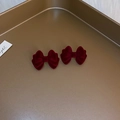 Gros plan de boucles d'oreilles nœuds en velours rouge foncé avec perles sur plateau - Style noeud en velours rouge foncé (41#)