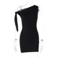 Detailansicht des schwarzen One-Shoulder-Minikleides und der schmalen Passform am Mannequin - S / Schwarz
