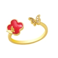 Detail eines 18K vergoldeten Rings mit rotem Kleeblatt und Zirkonia-Schmetterling - Einstellbar Offen / Rot