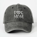 Détail de la broderie DOG MOM avec empreinte de patte sur une casquette de baseball grise - Noir