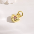 Détail macro du pendentif cœur plaqué or 18k avec une pierre de zircon rose incrustée - Cœur en or / Zircone Rose