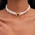Dettaglio choker di perle a doppio strato con ciondolo floreale in occhio di tigre - Collana di perle a doppio strato color caffè
