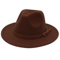 Détail d'un chapeau fedora marron foncé avec fine lanière en cuir et boucle métal - Café (Bord Plat Corde Jaune)