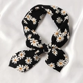 Élégant carré en soie noire avec imprimé marguerites et bordure blanche contrastée - 55x55cm / Tournesol Noir