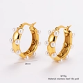 Vue détaillée de boucles d'oreilles en U 28mm plaqué or 18k avec perles blanches - Doré