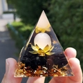 Ornamento a piramide in resina con sfera bianca, base di loto e pietre nere - QK04 Foglia Grande Rosa / 6cm