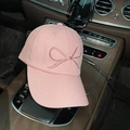 Cappellino da baseball rosa con ricamo a fiocco all'interno di un'auto di lusso - Rosa
