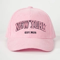 Primer plano de gorra de pana rosa con bordado de New York y texto EST.1625 en el frente - Talla única / Rosa