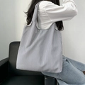 Dettaglio della borsa tote casual in tela con strisce verticali grigie su modella - Righe Verticali
