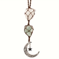 Dettaglio di ciondolo in cristallo intrecciato con pendenti luna e stella su sfondo bianco - Cristallo di Rocca + Avventurina Verde